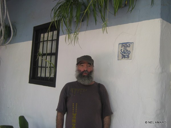 el santo dios en su patio.jpg