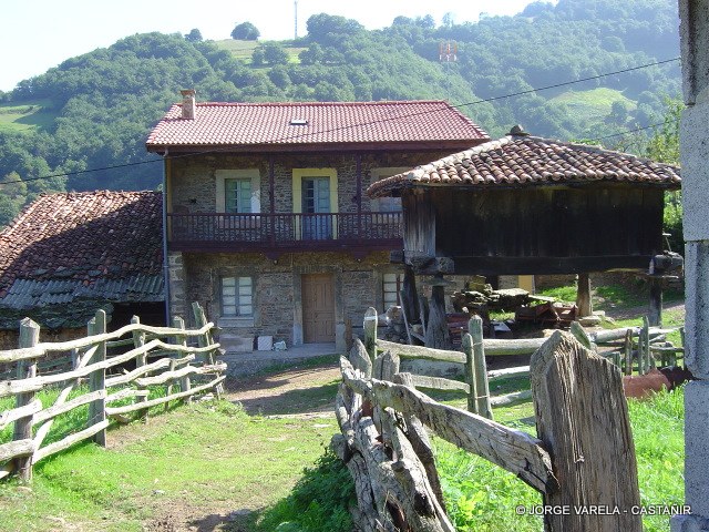 Castañir casa y horreo.JPG