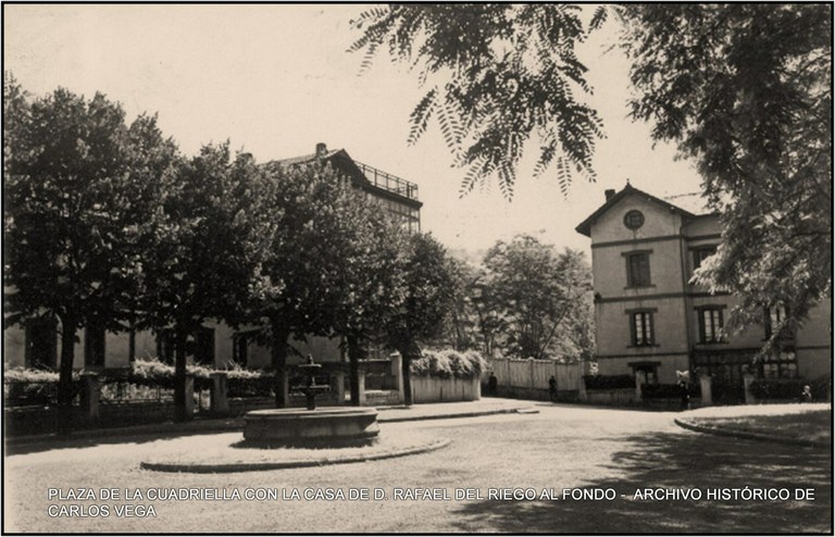 Plaza de la Cuadriella con la casa de D. Rafael del Riego al fondo.jpg