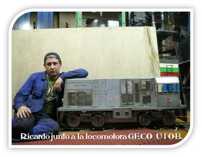 Ricardo junto a la locomotora.jpg