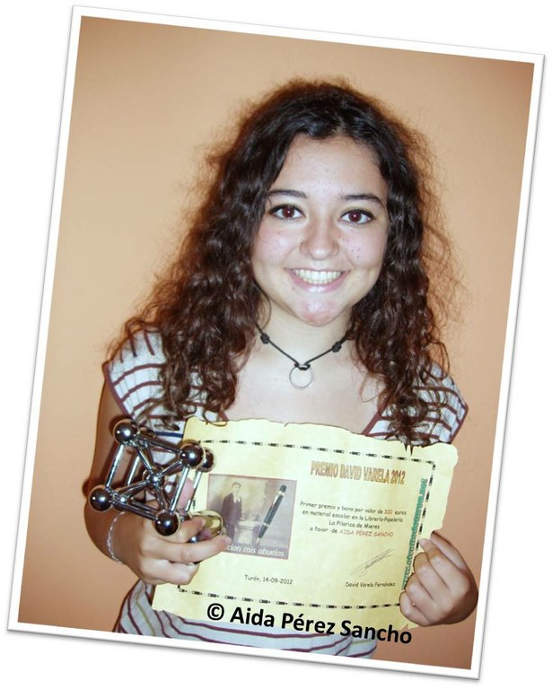 AIDA CON EL PREMIO- formato inclinado.jpg