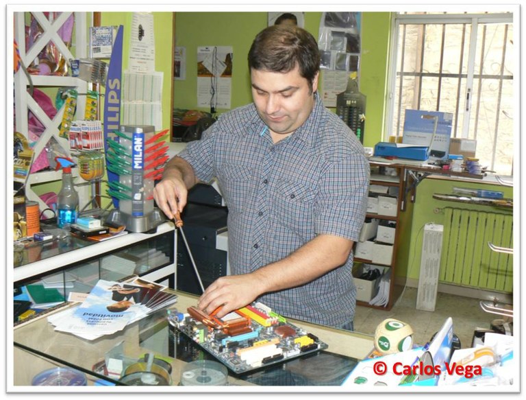 José Guerra reparando.jpg