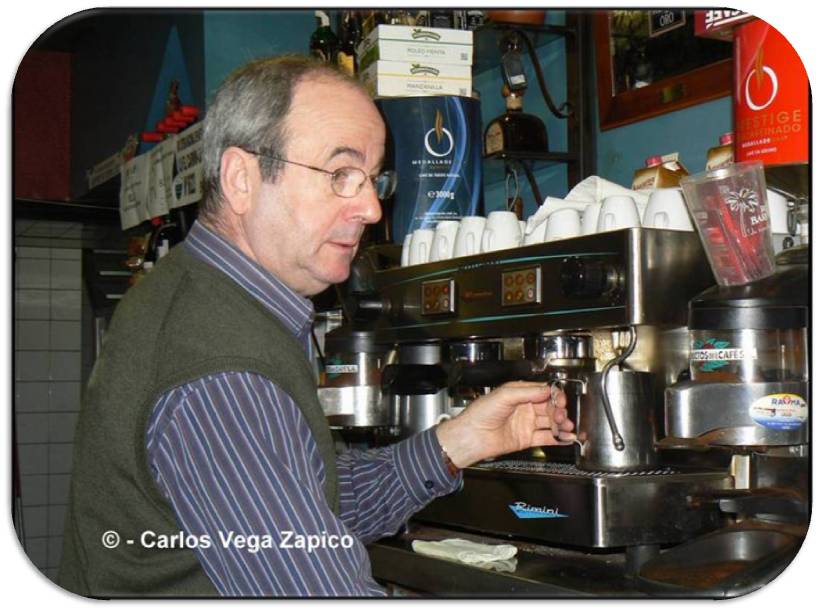 Miguel preparando café.jpg