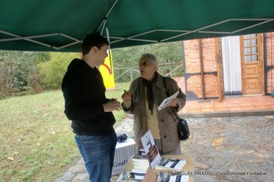 Con Conchita Fontalbat, vendiendo libros de su padre.jpg