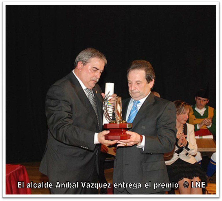 El alcalde entrega el premio.jpg El alcalde entrega el premio.jpg