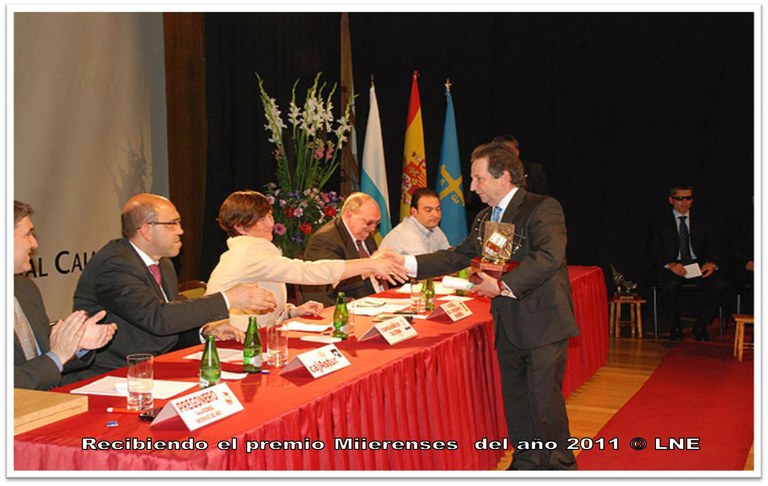 Recibiendo el premio.jpg Recibiendo el premio.jpg
