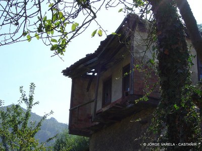  Castañir casa vieja con balcon-1.JPG 