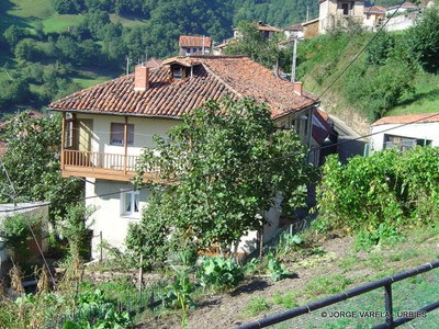  Urbiés casa con corredor-1.JPG 