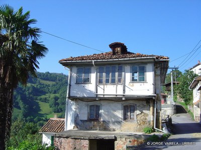  Urbiés casa con corredor cerrado-1.JPG 